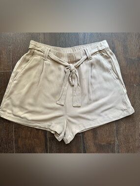 Be Cool Tied-Waist Women's Casual Shorts 
Size Small
